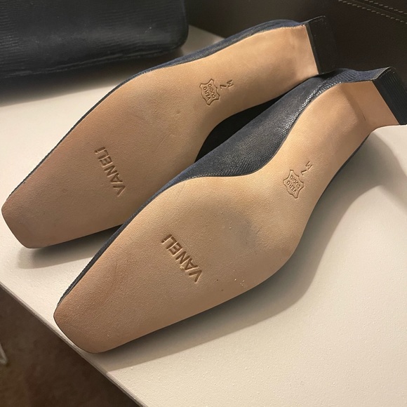 Vaneli beautiful navy leather sz. 7 heel (shoe) + handbag set NWT - Picture 6 of 8